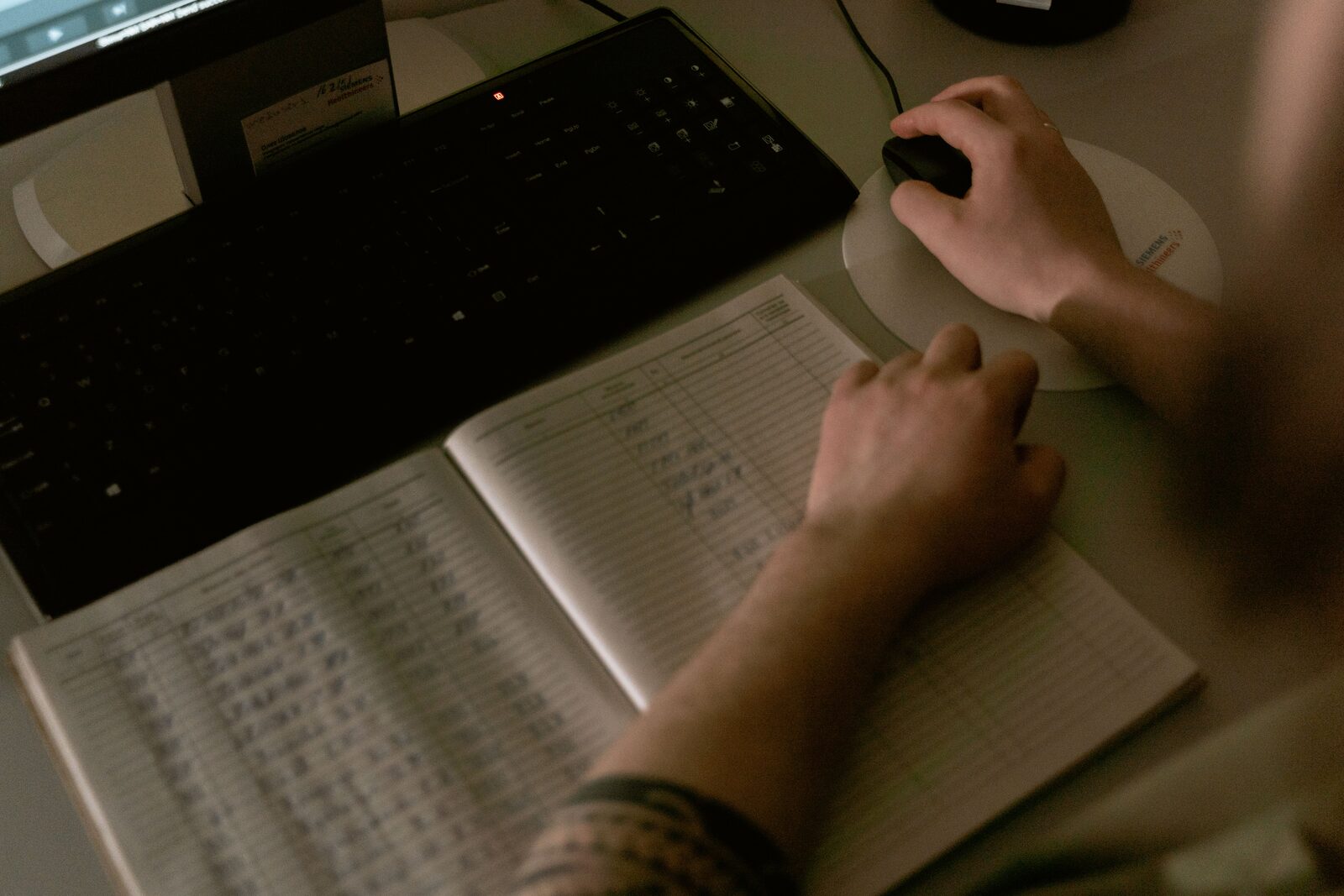 Cotation d'un stock de toners professionnels : carnet de références et ordinateur