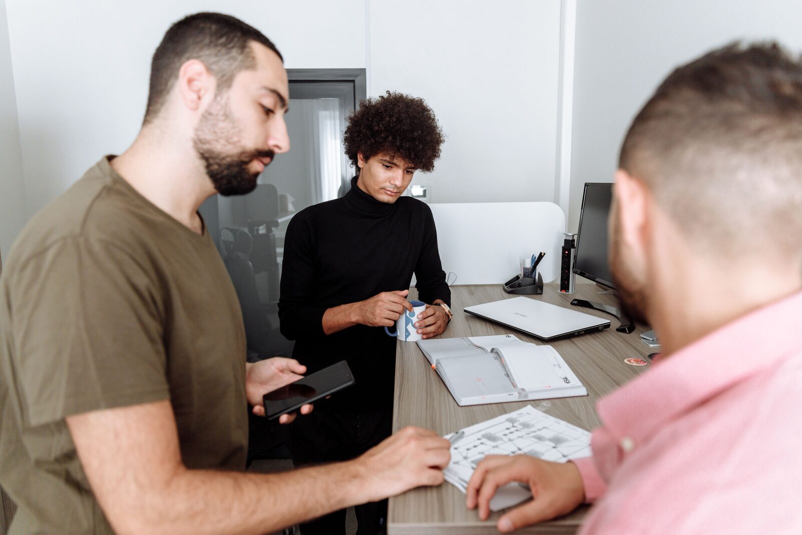 Responsables achats et DSI d'une PME face à un stock de toners dormant