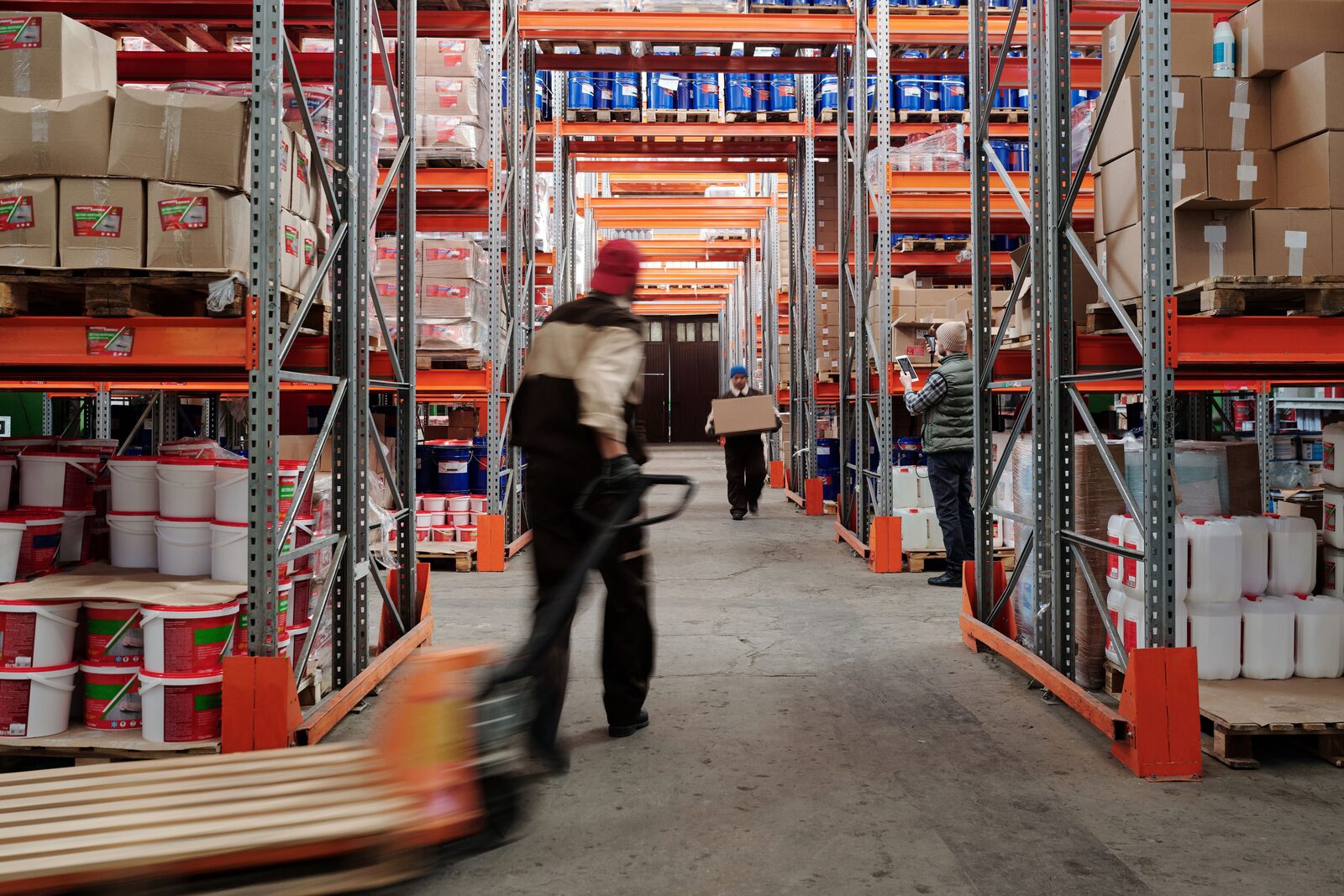 Revendeur et distributeur de toners gérant un stock en entrepôt